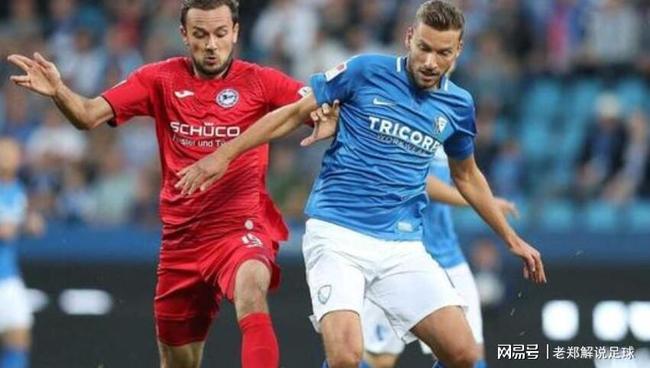 球迷们拭目 球迷们拭目